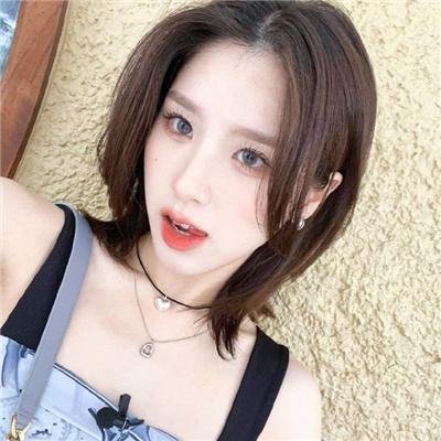随盲柳入眠的女人